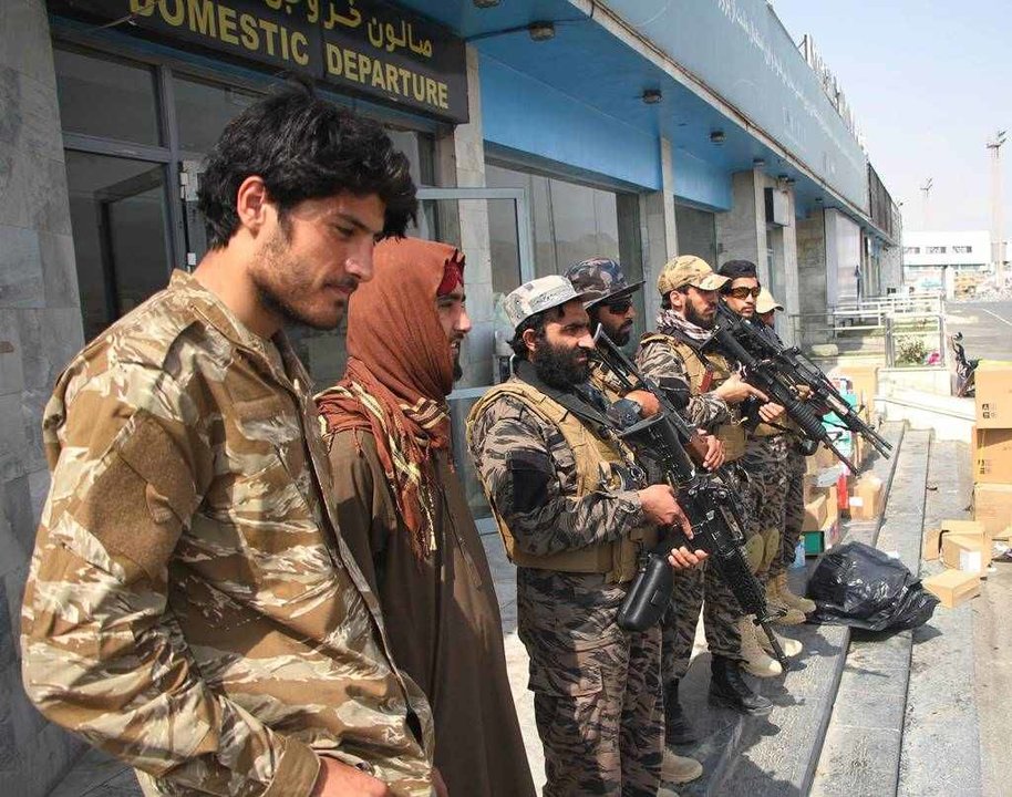 EuropaPress_3908519_milicianos_taliban_aeropuerto_kabul