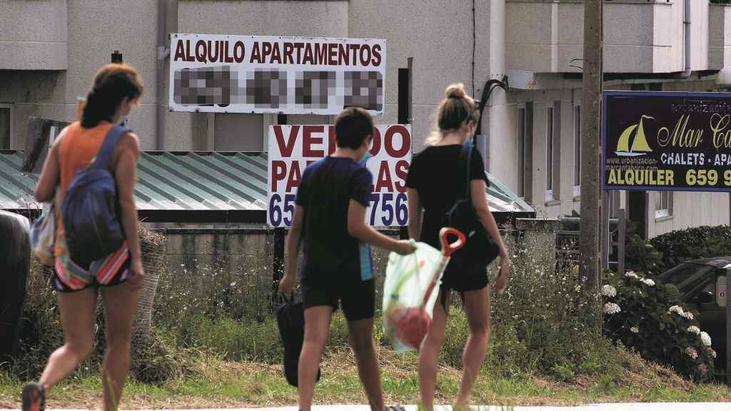 Anuncios de alugueiros turísticos nunha localidade da Mariña o pasado verán. (Foto: Carlos Castro / Europa Press) #inmobiliaria #alugueiro #galiza #vivenda #vivendasturísticas #turismo #fegein