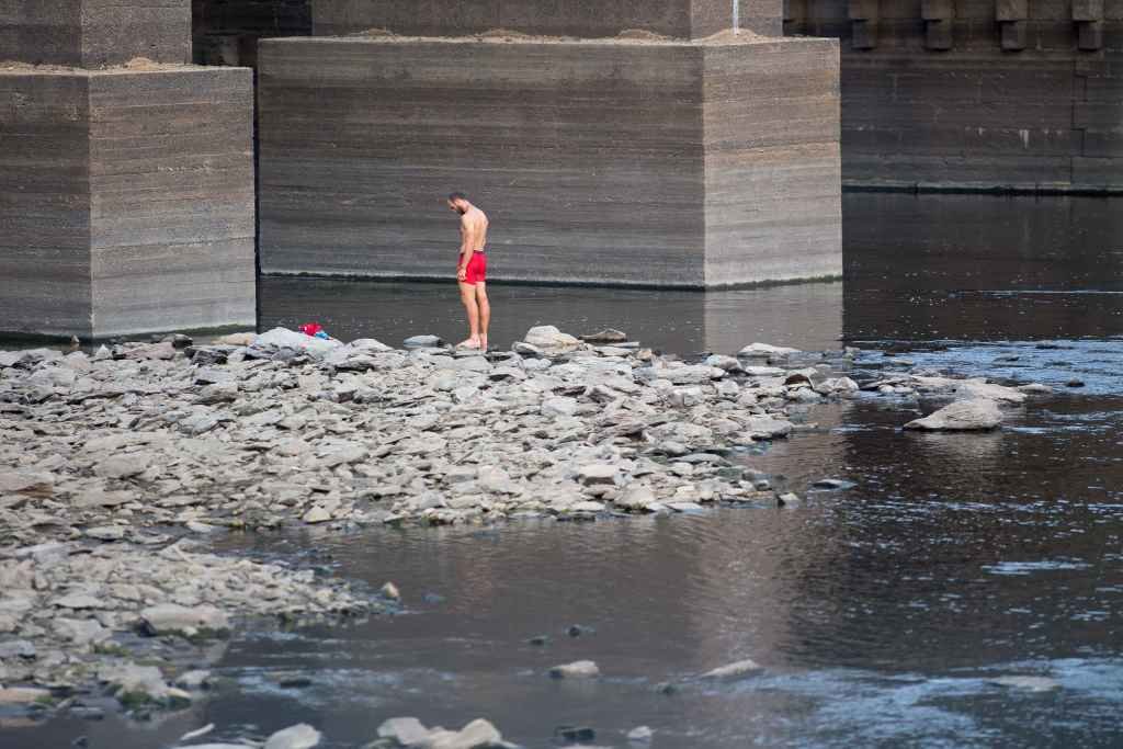 Un bañista no minguado encoro de Belesar, o pasado 22 de agosto (Foto: Carlos Castro / Europa Press)