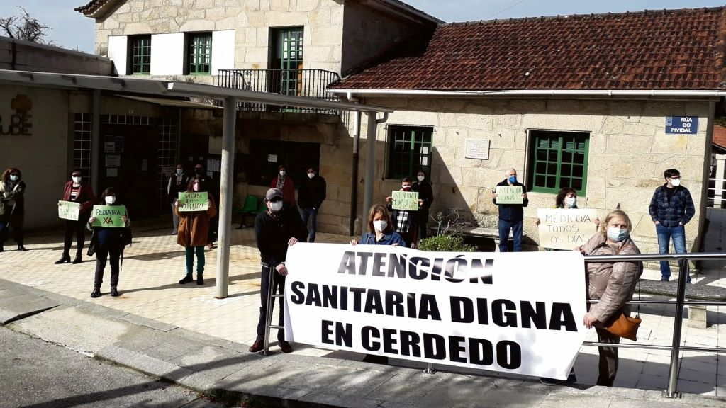 Protesta en Cerdedo-Cotobade contra os recortes sanitarios e as limitacións á atención presencial. (Foto: Nós Diario) #sanidade #protesta #atenciónprimaria #consulta #sergas #covid19