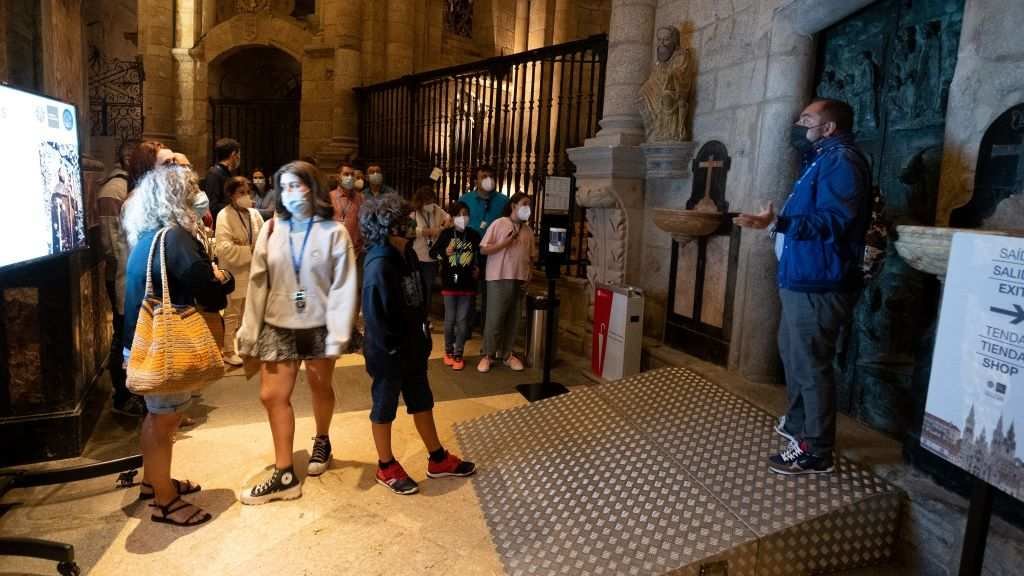 O sector vincula as estimacións para 2022 á ampliación do Xacobeo. Na imaxe, turistas nunha visita guiada á catedral. (Foto: César Arxina / Europa Press) #turismo #xacobeo #2022 #economía