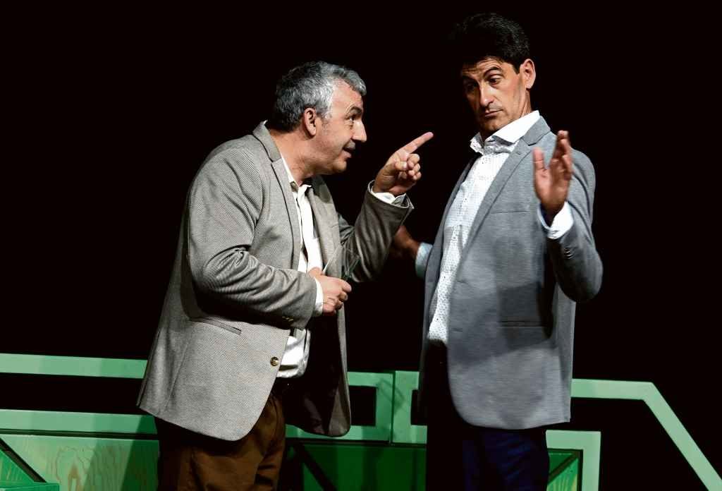 Artur Trillo e Toño Casais nunha escena da obra. Foto: Rubén Prieto