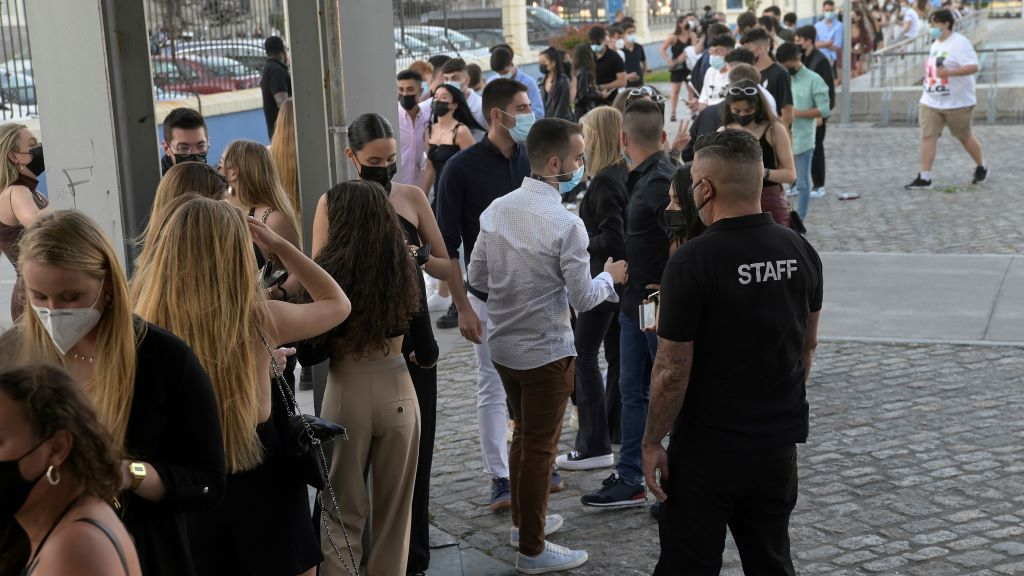 Colas fóra dunha discoteca cando se realizaron as probas piloto. (Foto: M. Dylan / Europa Press)