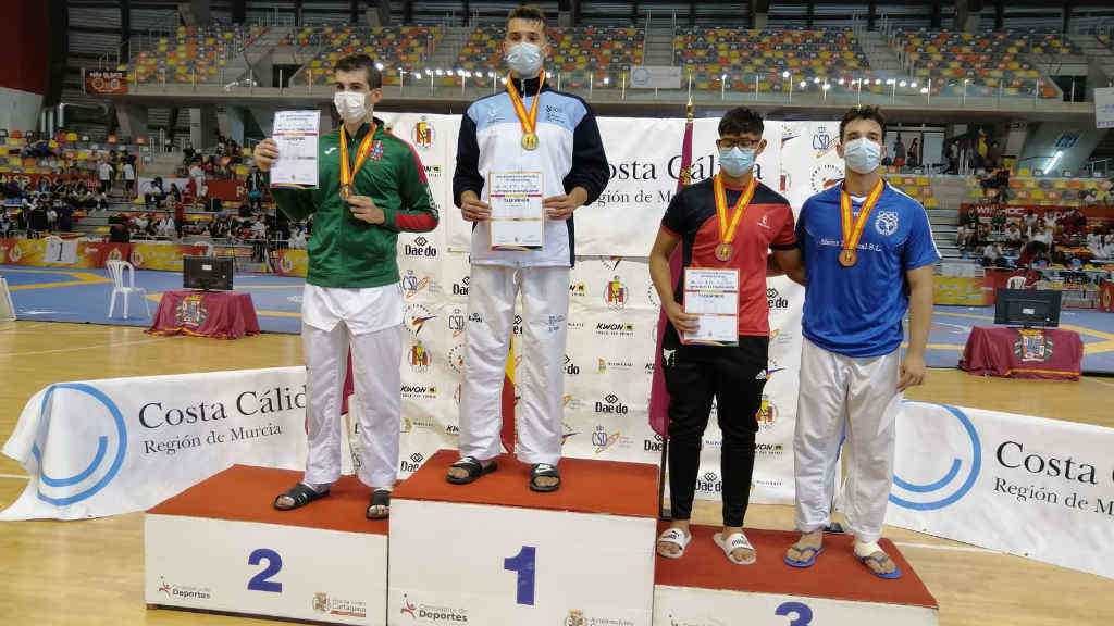 Sergio Troitiño no podio coa súa medalla de ouro (FGT).
