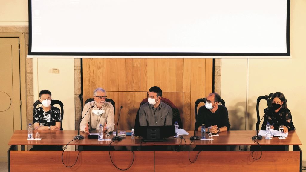 M. Antonia Pérez, Anselmo López Carreira, Héitor Picallo, X. Manoel Sánchez e Ana Rodiño nun momento do debate sobre o libro. (Foto Arxina)