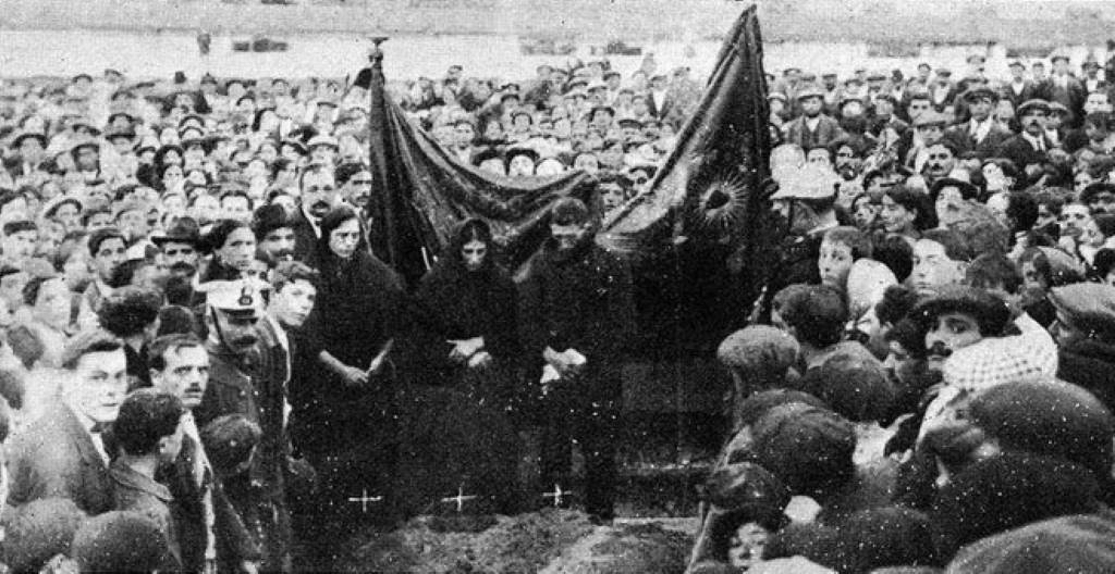 Enterro en Compostela de Rosa Maneiro Cardóniga, unha das asasinadas de Nebra. Compostela, 1916. Vida Gallega.