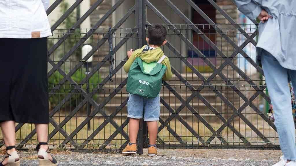 Un rapaz ás portas do colexio no inicio curso escolar (Foto: Carlos Castro / Europa Press).