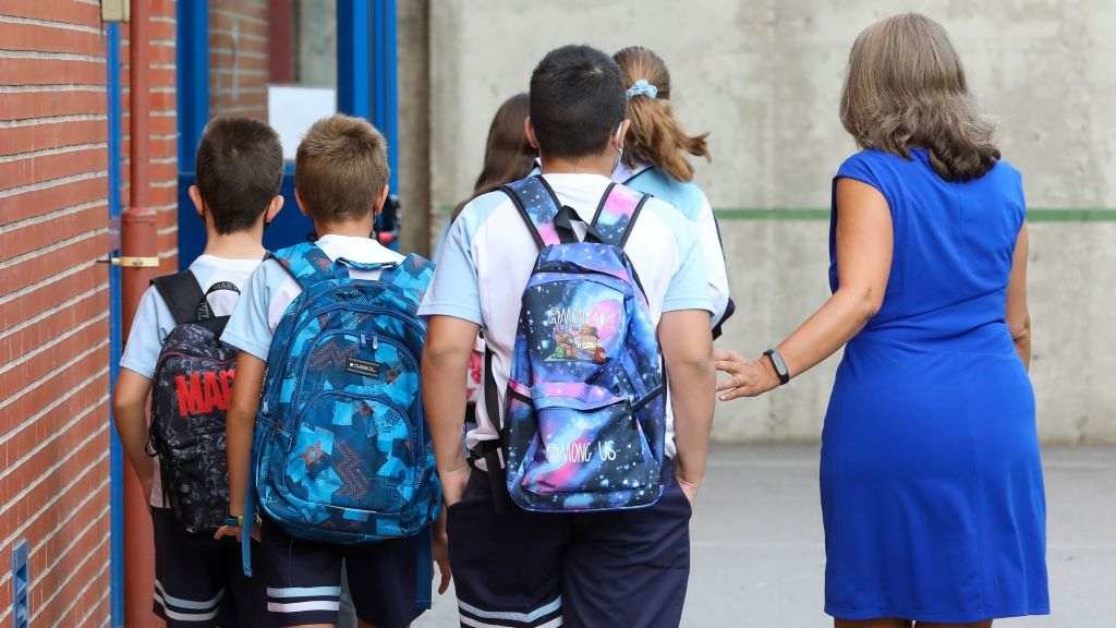 Crianzas accedendo a un colexio de Madrid o pasado mes de setembro. (Foto: Marta Fernández / Europa Press) #vacinación #colexio #covid19 #coronavirus #sanidade #vacina