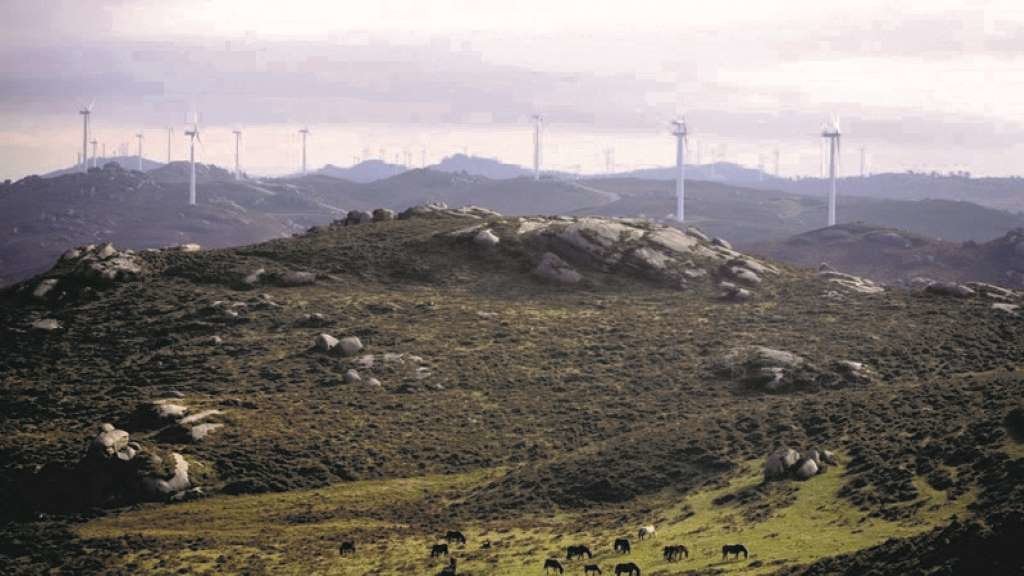 Na serra do Xistral, que forma parte da Rede Natura 2000, hai 28 parques eólicos (Foto: Turismo da Galiza).