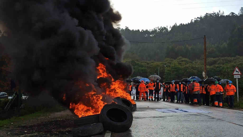 Persoal de Vestas diante dunha barricada de lume (Europa Press).