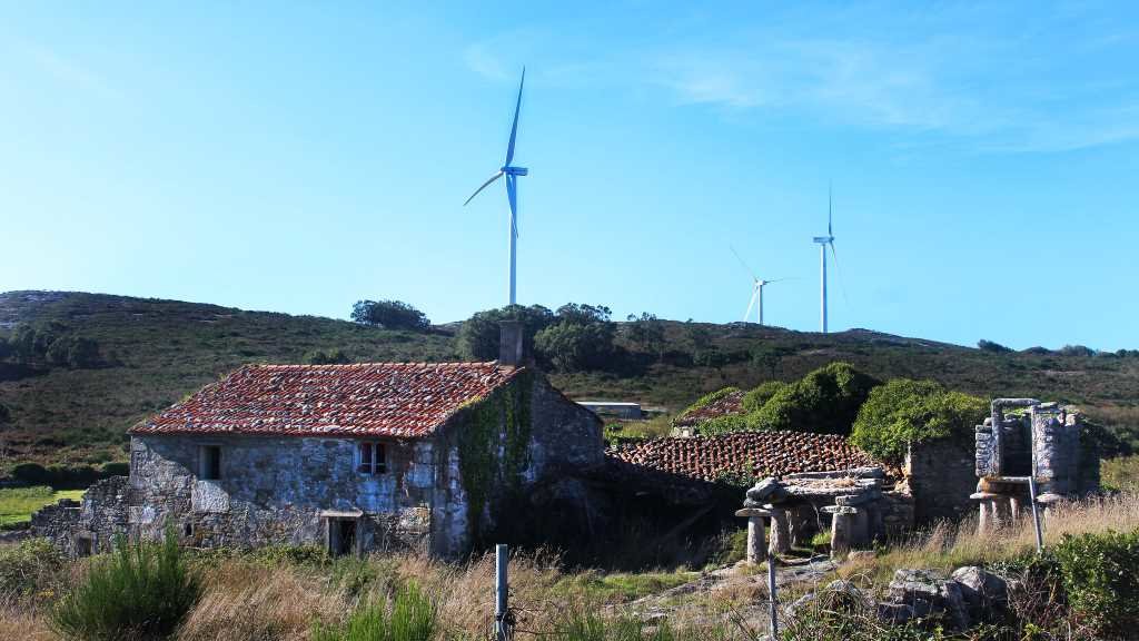 O repotenciamento do parque eólico de Corme botou as últimas habitantes de Candelago (Foto: Nós Diario).