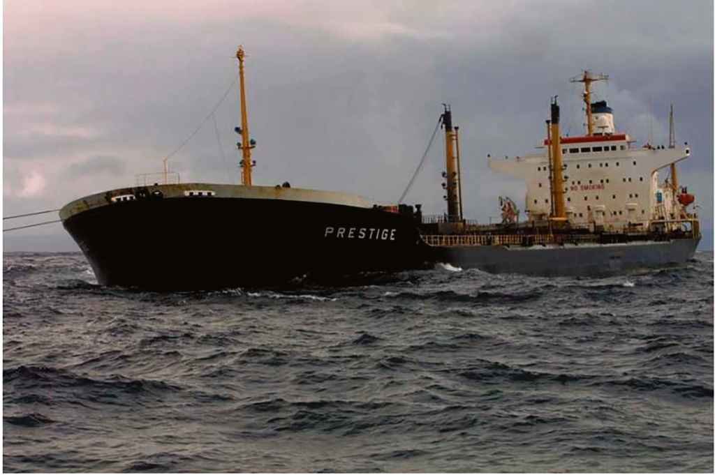 As autoridades decidiron remolcar o buque lonxe da costa galega. 