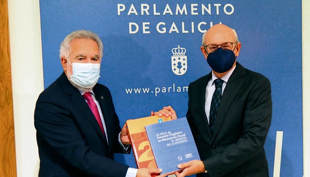 O fiscal Fernando Suanzes entregou a memoria da Fiscalía ao presidente do Lexislativo, Miguel Santalices (Foto: Parlamento da Galiza)