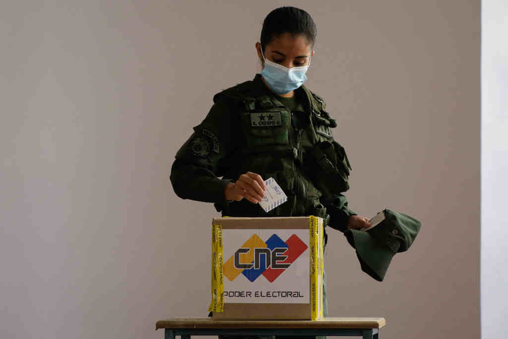 Unha militar vota nos comicios. (Foto: Stringer / dpa)
