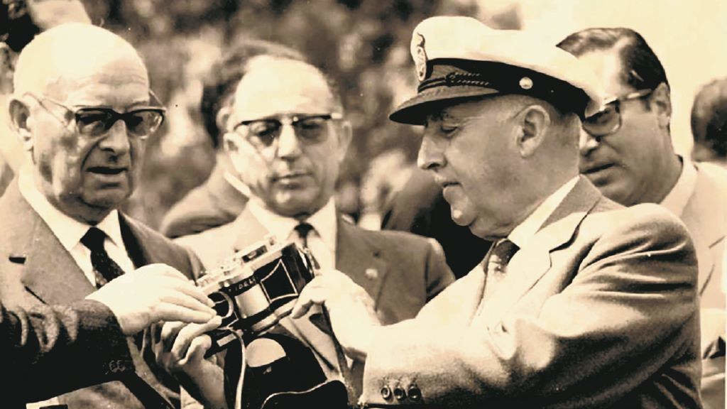 O conde de Fenosa, Pedro Barrié de la Maza, co ditador Francisco Franco en 1965. (Foto: Europa Press)