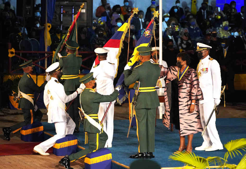 A presidenta de Barbados, Sandra Mason (segunda pola dereita), durante a cerimonia de proclamación da república. (Foto: Jonathan Brady / PA Wire / dpa)