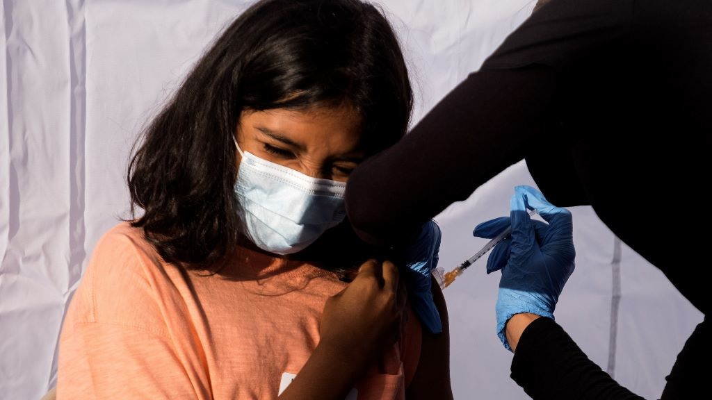 Unha nena recibe a vacina da Covid-19 nos EUA, onde xa comezou o tratamento das crianzas. (Foto: Ringo Chiu / Zuma Press / DPA)