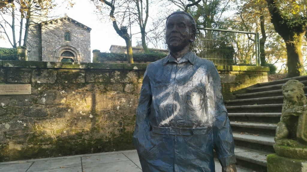 A estatua de García Lorca apareceu cunha pintada este domingo (Foto: Europa Press).