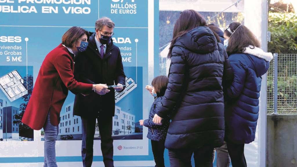 A conselleira de Vivenda, Ánxeles Vázquez, e o presidente da Xunta, Alberto Núñez Feixoo, entregan cadansúas chaves a persoas propietarias de vivendas protexidas en Vigo, o pasado 4 de decembro (Foto: Xunta da Galiza).