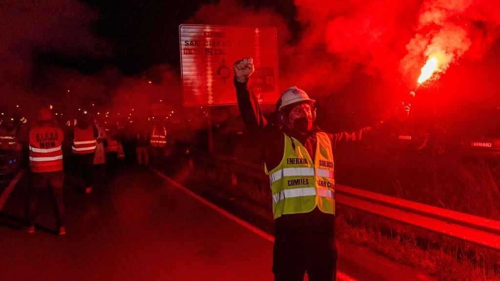 Un traballador de Alcoa San Cibrao na marcha nocturna do pasado 6 de novembro (Foto: Carlos Castro / Europa Press).