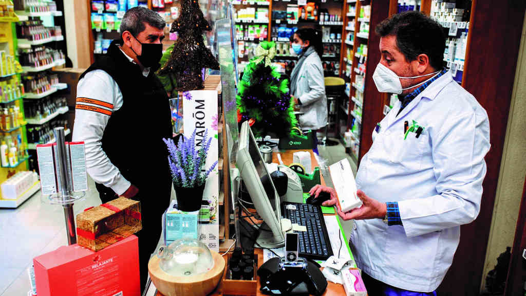 Un farmaceutico vende estes días un test de antíxenos (Alejandro Martínez Vélez / Europa Press).