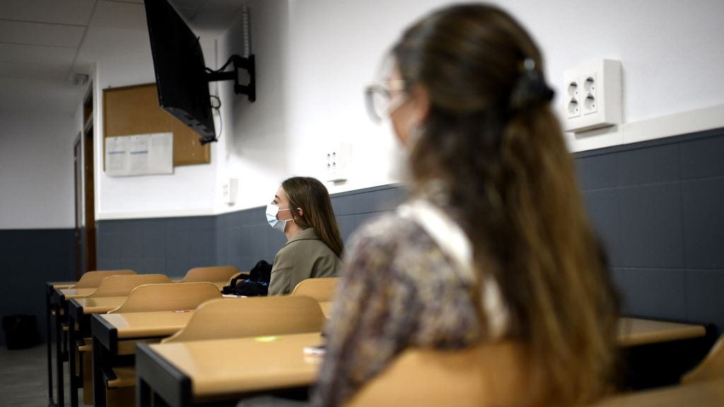 Estudantes nunha universidade madrileña o pasado mes de setembro. (Foto: Óscar Cañas / Europa Press) #universidade #pandemia #covid19 #estudantes #aula