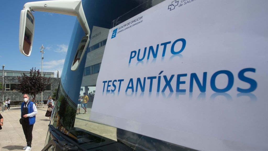 Autobús para a realización de test de antíxenos, o pasado verán na Mariña. (Foto: Carlos Castro / Europa Press)