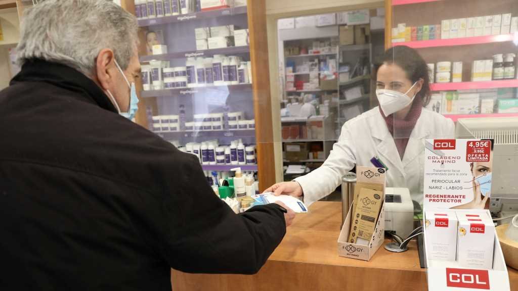 Un home merca máscaras nunha oficina de farmacia (Foto: Marta Fernández/Europa Press).