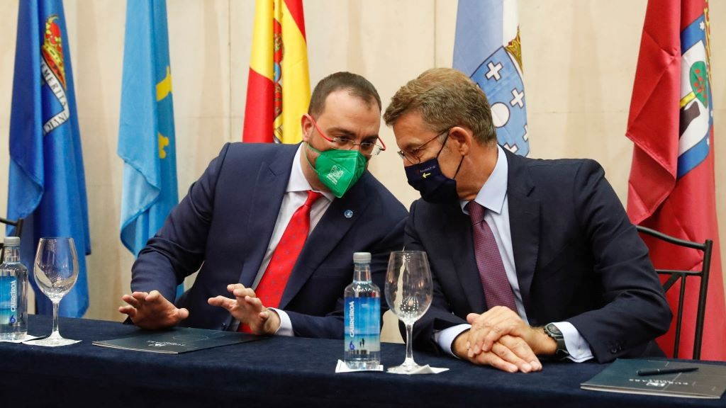 O presidente asturiano, Adrián Barbón, xunto ao galego, Alberto Nuñez Feixoo (Foto: Europa Press).