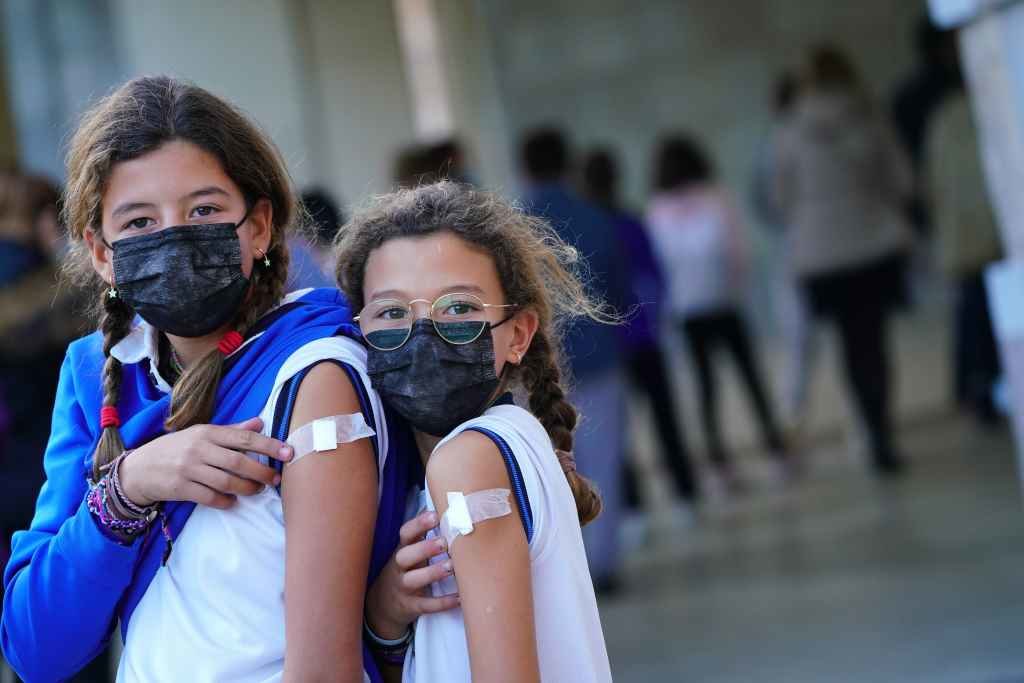 Dúas nenas reciben a vacina contra a Covid-19 na Cidade da Cultura. (Foto: Álvaro Ballesteros / Europa Press)