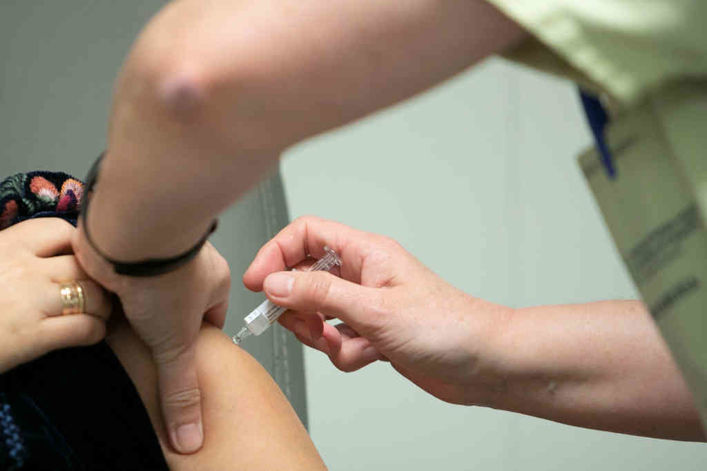 Vacinación dunha persoa na Galiza. (Foto: Xunta)