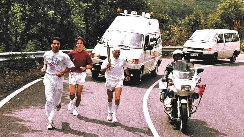 Xa moi veterano, no ano 1992 colleu a remuda do facho olímpico antes da disputa dos Xogos de Barcelona na comarca de Terra de Trives. (Foto: Nós Diario).