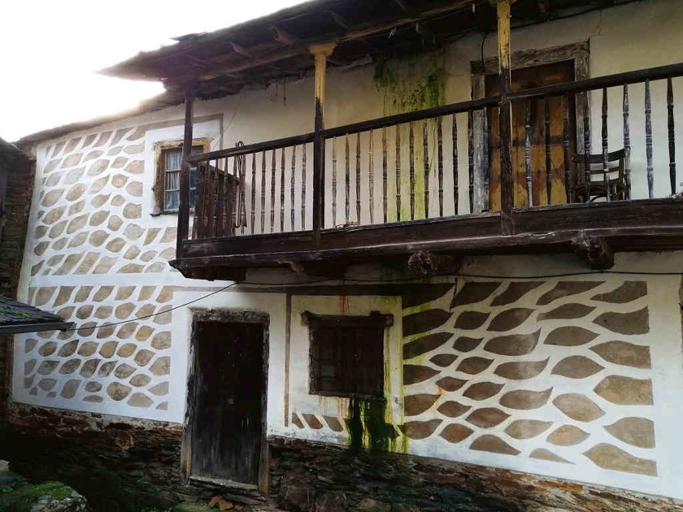 A 'casa do carteiro' ten na fachada un reboco con perpiaños finxidos. (Foto: Proxecto Ríos Adega)