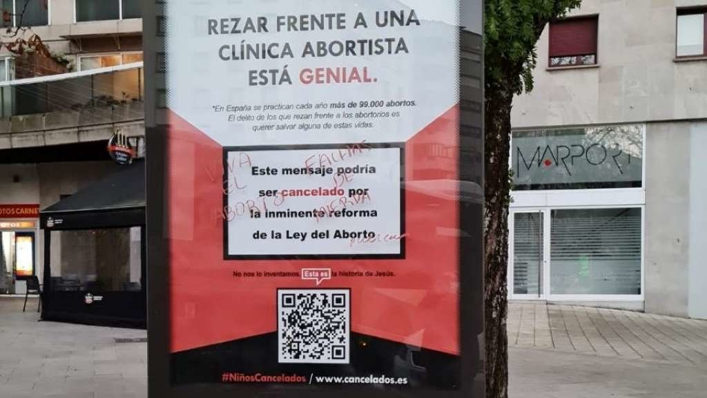 O polémico cartaz visto nun panel publicitario da cidade olívica (Foto: Marea de Vigo).