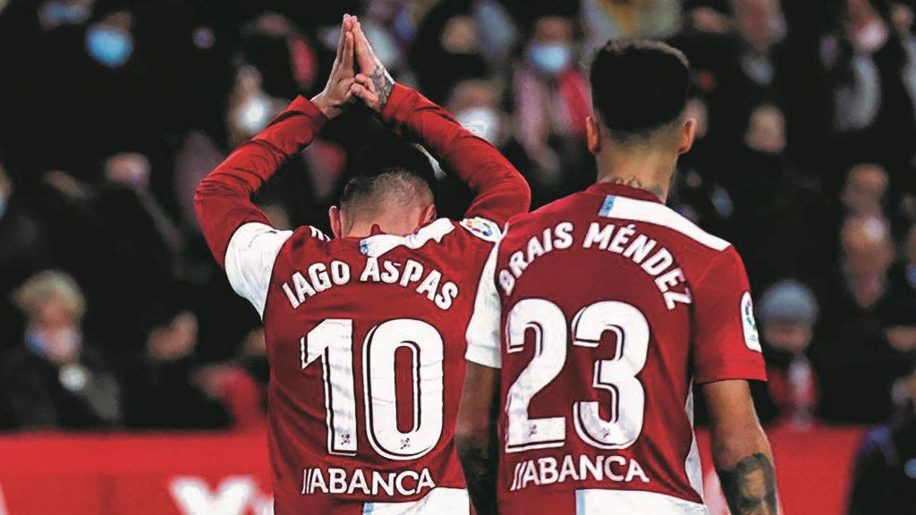 Iago Aspas, desculpándose polo seu gol ante a afección do Sevilla, no que xogou na tempada 2014/15. (Foto: La Liga).