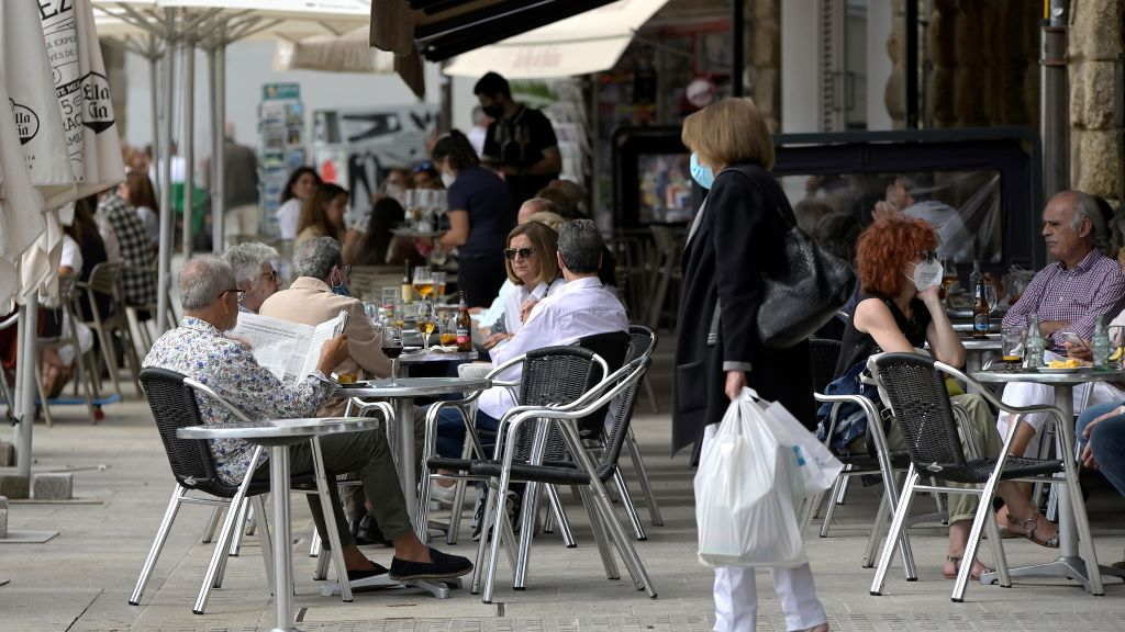 Varias persoas na terraza dun bar na Coruña (Foto: M. Dylan / Europa Press).