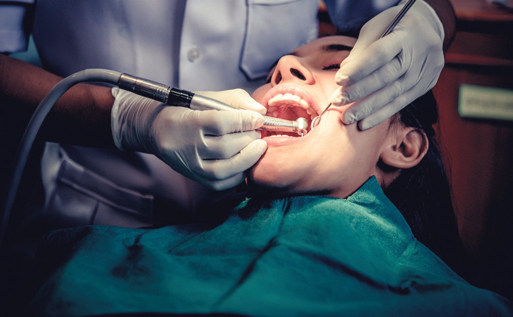 Un doente nunha clínica de saúde bucal canda o seu odontólogo. (Foto: Europa Press).