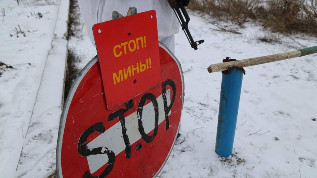 Un sinal advirte da presenza de minas antipersoa sobre o terreo, no territorio fronteirizo de Luhansk (Foto: Sergey Averin / Europa Press).