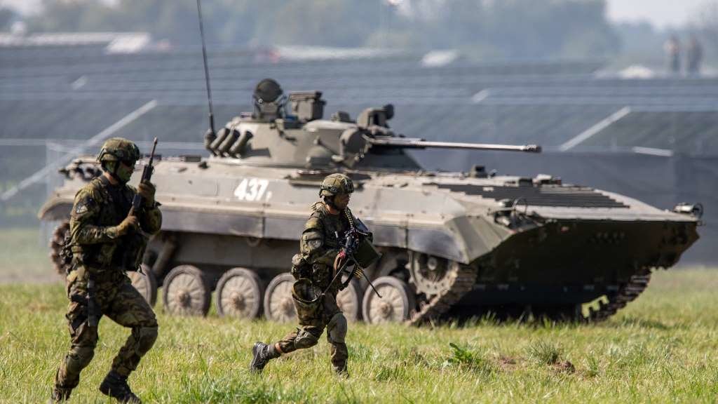 Manobras militares do Exército da OTAN na República Checa (Foto: Vladimír Pryèek / CTK / DPA).