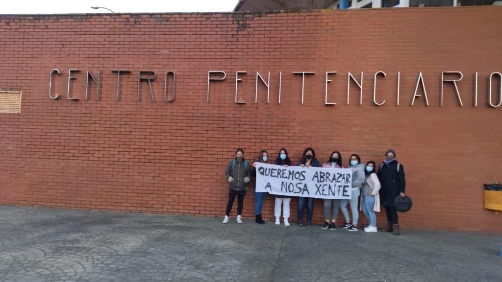 Concentración de familiares de persoas presas decorrida o pasado sábado fronte ao cárcere de Teixeiro (Foto: Nós Diario).