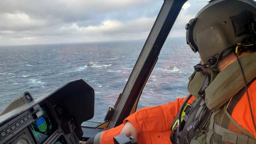 Un dos helicópteros de rescate que proseguen a busca dos mariñeiros desaparecidos (Foto: JRCC Halifax).