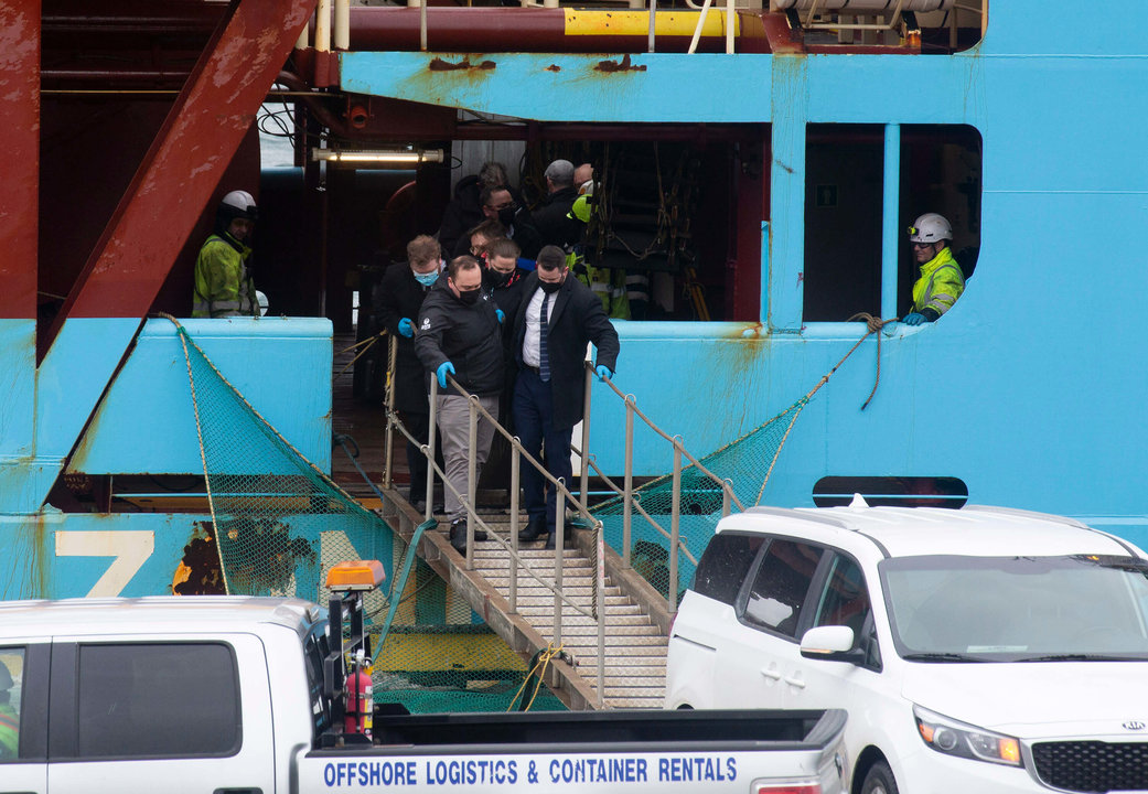 Persoal forense traslada un dos mariñeiros falecidos no naufraxio do 'Vila de Pitanxo'. (Foto: Paul Daly/Europa Press)