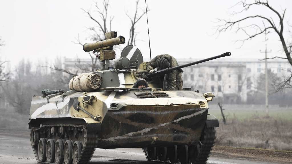 Un tanque ruso entrando a Ucraína por Crimea, esta sexta feira (Foto: Konstantin Mihalchevskiy / Sputnik).