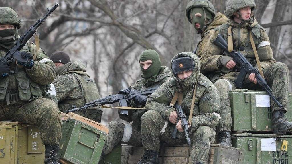 Militares rusos en Armyansk (Crimea), este domingo (Foto: Konstantin Mihalchevskiy / Sputnik).