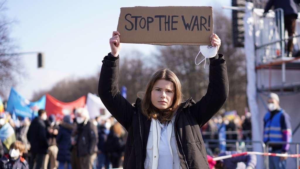 A activista alemá contra o cambio climático Luisa Neubauer porta un cartel co lema "Paren a guerra" nunha manifestación en Berlín, o pasado domingo (Foto: Jörg Carstensen / DPA).