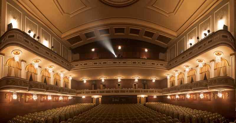O Teatro Colón pertence á Deputación da Coruña pero xestiónase en convenio co Concello da cidade.