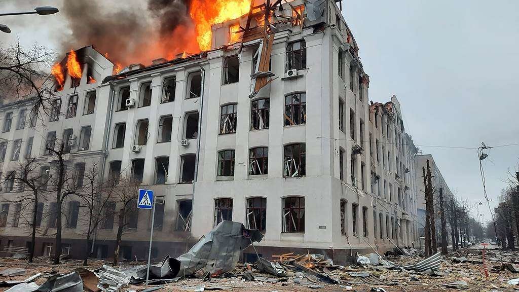 Un edificio da Universidade Nacional de Kharkiv foi bombardeado polas forzas rusas. Foto: Servizos de Emerxencia de Ucraína.