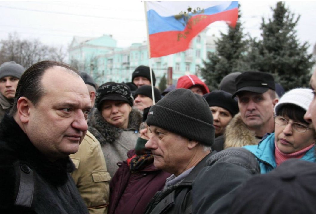 Vlodymyr Struk (á esquerda) durante as protestas pro rusas de 2014 en Luhansk. (Foto: Kremlin/dpa)