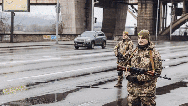 Control de estradas en Kiev; construción de barricadas en Odessa; refuxiados ucraínos en Polonia (Fotos: Diego Herrera/Europa Press - Gilles Bader/Le Pictorium Agency - Kay Nietfeld/DPA).