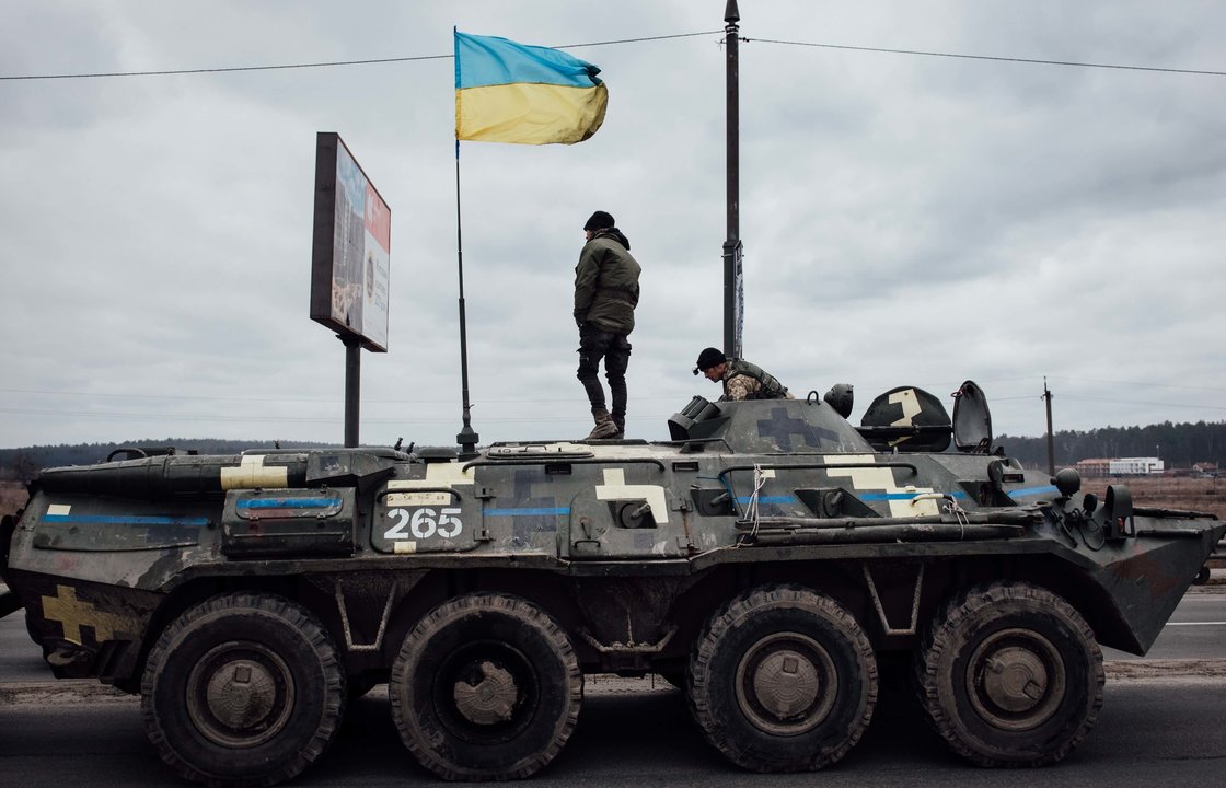 Carro de combate ucraíno nas aforas de Irpin, cidade próxima a Kiev, onde as forzas rusas levaron a cabo bombardeos durante o domingo. (Foto: Europa Press)
